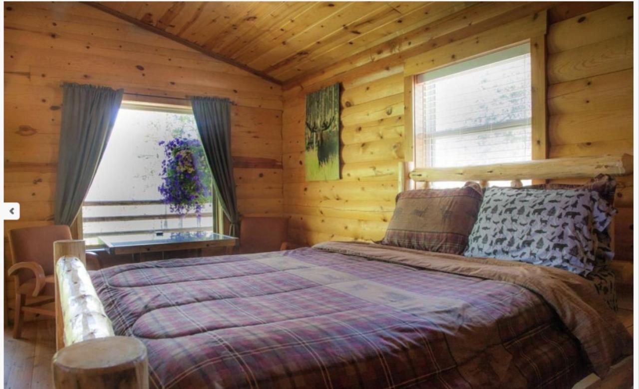 Summit Mountain Lodge And Steakhouse East Glacier Park Village Екстериор снимка