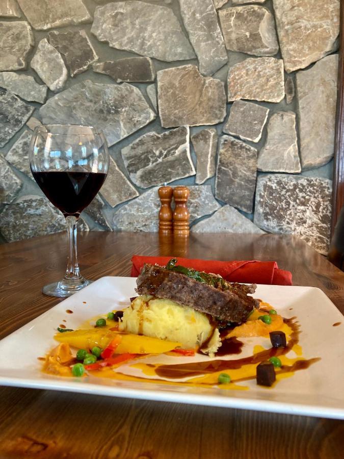 Summit Mountain Lodge And Steakhouse East Glacier Park Village Екстериор снимка