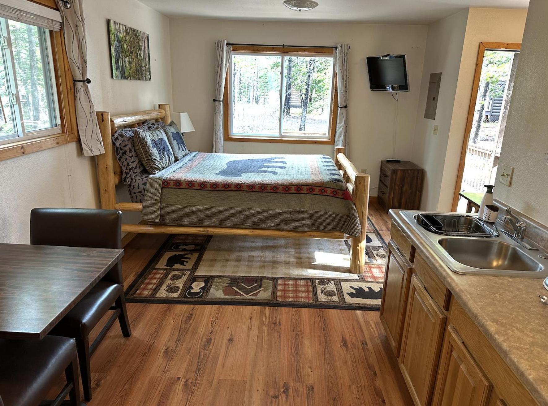Summit Mountain Lodge And Steakhouse East Glacier Park Village Екстериор снимка