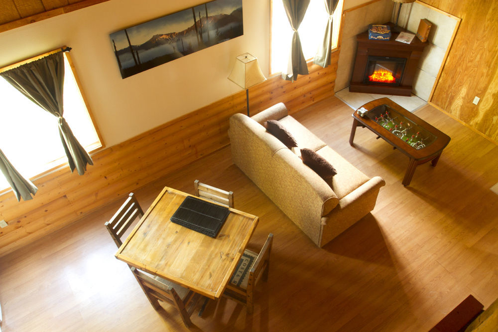 Summit Mountain Lodge And Steakhouse East Glacier Park Village Екстериор снимка