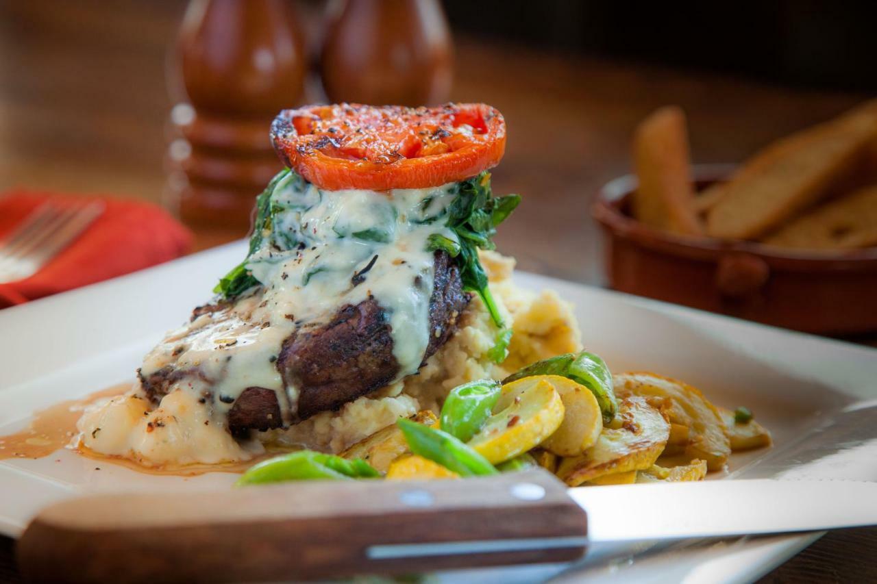 Summit Mountain Lodge And Steakhouse East Glacier Park Village Екстериор снимка